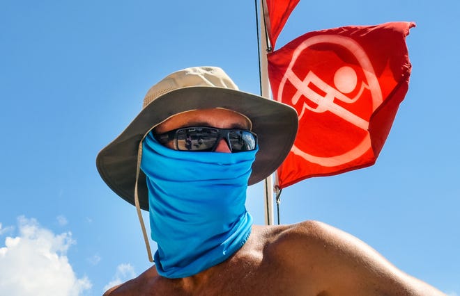 Lifeguard George Klein wears a mask at Midtown Beach on Sept. 30 as the beach was closed due to red tide warnings. Five town police patrol officers reported respiratory symptoms from red tide. [Melanie Bell/palmbeachdailynews.com]