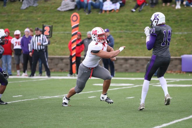 Monmouth College senior Thomas Lesniewski applies some pressure last weekend at Knox College. Lesniewski is now the all-time sacks leader in school history. Lesniewski and the Fighting Scots will travel to play St. Norbert today in the conference championship. FILE PHOTO