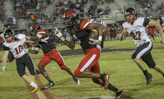 Dunnellon's Maurice Goolsby (9) makes a carry at a 4A regional quarterfinals game between South Sumter High School and Dunnellon High School in Dunnellon on Friday. [PAUL RYAN / CORRESPONDENT]