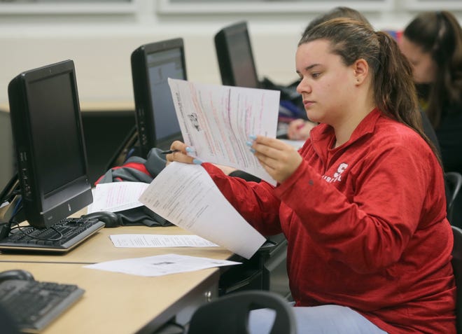 Springfield High School senior Summer Cantor, 17, takes a test in her marketing class on Friday. She is retaking four state-mandated tests and hoping to have enough points to graduate. [Phil Masturzo/Beacon Journal/Ohio.com]