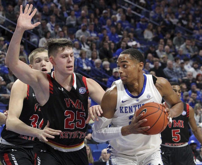 Kentucky's PJ Washington, right, looks for an opening on Virginia Military's Tyler Creammer (25) and Jake Stephens (34) during their game in Lexington, Ky., Sunday. [Photo by AP]