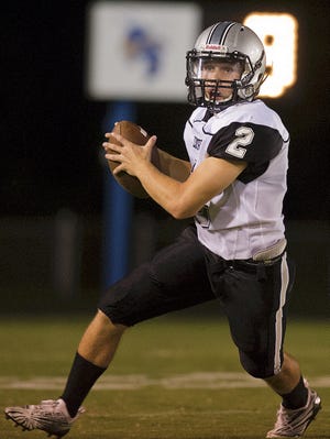 Ledford's Walker Lackey turns the corner to get upfield against Lexington. [Donnie Roberts/The Dispatch]