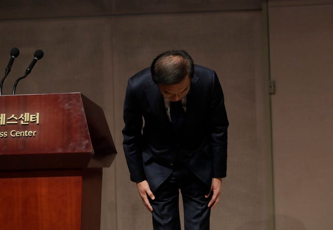 Samsung Electronics executive Kinam Kim bows in apology in Seoul, South Korea, on Friday, Nov. 23, 2018. Samsung Electronics has apologized for the sickness and deaths of some of its workers, saying it failed to create a safe working environment at its computer chip and display factories. [AP Photo/Lee Jin-man]