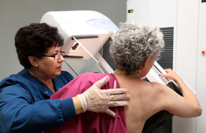 Blanca Rubio performs a mammogram on a 65-year-old patient at Evanston Hospital in Evanston, Illinois. [HEATHER CHARLES/CHICAGO TRIBUNE/TNS]