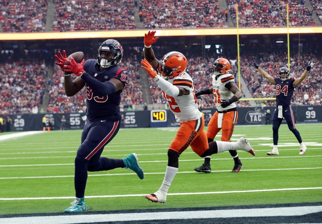 Houston Texans tight end Jordan Thomas (83) makes an 11-yard touchdown catch in front of Cleveland Browns free safety Jabrill Peppers (22) during the first half of an NFL football game, Sunday, Dec. 2, 2018, in Houston. (AP Photo/Sam Craft)