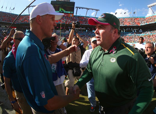 Then-Dolphins coach Joe Philbin greets Packers coach Mike McCarthy after Miami's infamous loss to Green Bay in 2014. [MIKE EHRMANN/Getty Images]