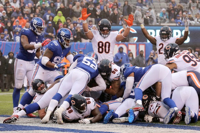 Chicago Bears defensive end Akiem Hicks (96) dives in for a touchdown run against the New York Giants during the first half Sunday, Dec. 2, 2018, in East Rutherford, N.J. [SETH WENIG/THE ASSOCIATED PRESS]