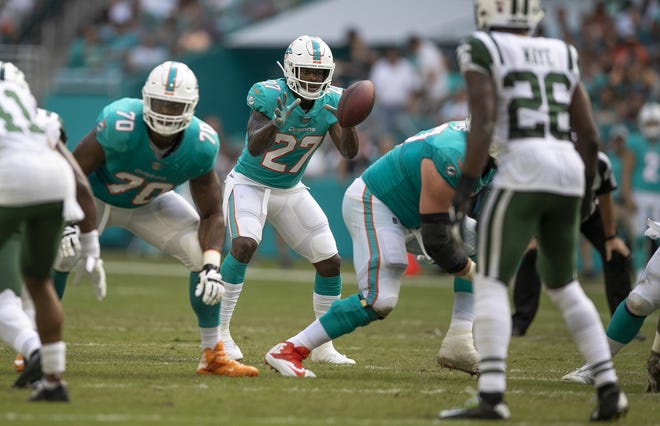 Miami Dolphins running back Kalen Ballage takes direct snap in the second quarter against the New York Jets. [ALLEN EYESTONE/palmbeachpost.com]
