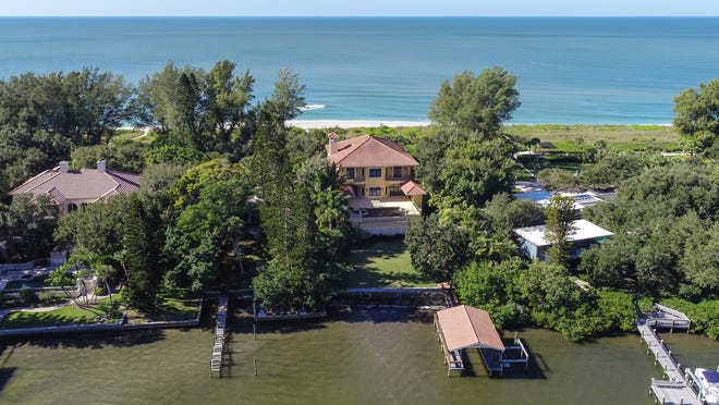 The 1.18-acre property at 1232 N. Casey Key Road extends from Little Sarasota Bay to the Gulf of Mexico, with 100 feet of water frontage on each side. [Photo / Premier Sotheby’s International Realty]