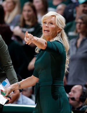 Michigan State coach Suzy Merchant gives instructions during the second half of Sunday's upset win over Oregon. The Spartans won 88-82 to vault into the Top 25 for the first time in two years. [AL GOLDIS/THE ASSOCIATED PRESS]