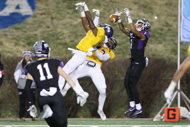 Mount Union wide receiver Justin Hill (1) caught the lone touchdown pass in the 2017 Stagg Bowl, won by the Purple Raiders 12-0. (Steve Frommell, d3photography.com)