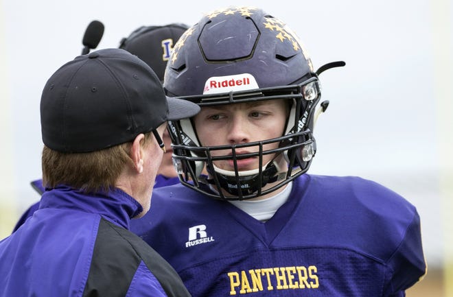 Liberty Hill coach Jeff Walker talks with quarterback Jacob Cearley during last week's win over La Vernia in San Marcos. Liberty Hill will try and snap a 40-game winning streak for two-time defending champion Carthage Friday. [Rodolfo Gonzalez/for American-Statesman]