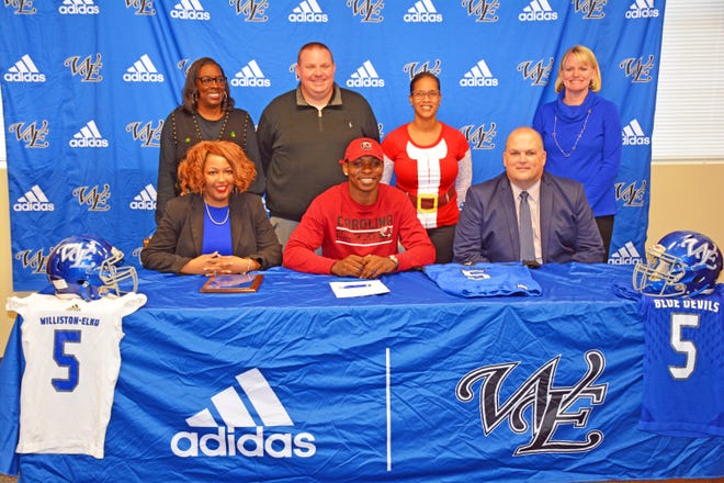 Williston-Elko's KeShawn Toney signed to play at South Carolina on Wednesday. He is flanked by school officials. [JONATHAN VICKERY/BARNWELL PEOPLE-SENTINEL]