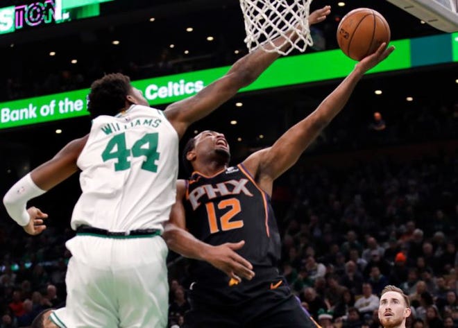Phoenix Suns forward T.J. Warren drives to the basket against Celtics center Robert Williams during the second half Wednesday at TD Garden.