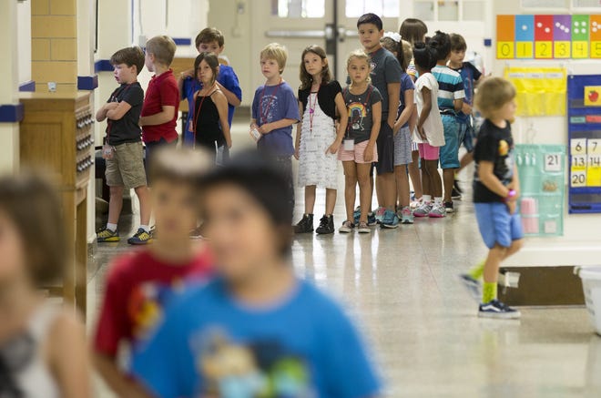 Children pack the hallway of Lee Elementary on the first day of school last year. Lawmakers in 2019 are poised to tackle school finance reform. [RICARDO B. BRAZZIELL / AMERICAN-STATESMAN]