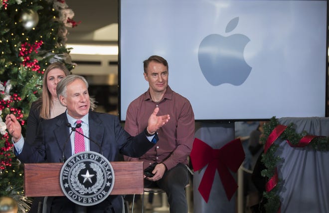 Apple employees gathered last month with Texas Gov. Greg Abbott as Apple announced its $1 billion investment in a new campus in the North Austin portion of Williamson County. Apple plans to get incentives from the state and Williamson County. [RICARDO B. BRAZZIELL / AMERICAN-STATESMAN]