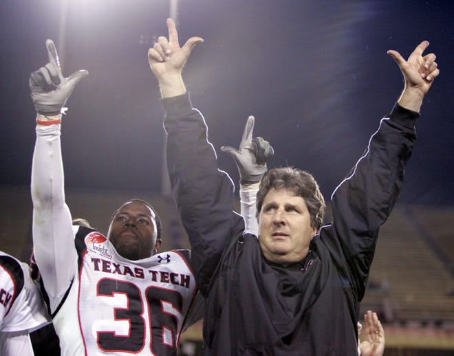 Former Texas Tech cornerback Antonio Huffman (36) celebrated alongside coach Mike Leach, right, after the Red Raiders' 2006 Insight Bowl victory against Minnesota. Huffman is returning to Tech as chief of staff for new coach Matt Wells after he spent the past seven years as Leach's director of operations at Washington State. [AP Photo/Ross D. Franklin]