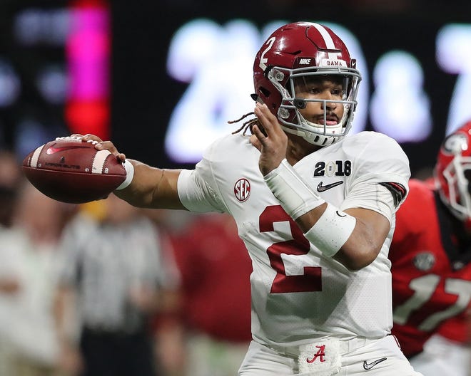 Alabama quarterback Jalen Hurts has entered his name into the NCAA transfer database and Miami coach Manny Diaz should made a run at him after the Hurricanes' poor quaterback play in 2018. [CURTIS COMPTON/Atlanta Journal-Constitution/TNS]