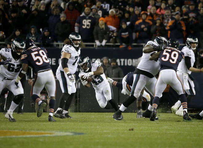 Eagles running back Darren Sproles (43) bursts through a hole during the wild card playoff win over the Bears. [DAVID BANKS / ASSOCIATED PRESS]