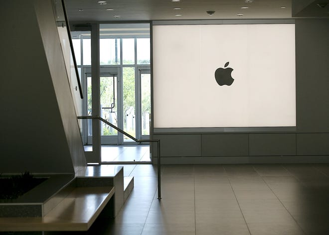 This is a view of the main entrance of Building 1 of Apple's existing North Austin campus off Parmer Lane. The company has announced plans to invest $1 billion to build a second campus nearby. [RALPH BARRERA/ AMERICAN-STATESMAN]