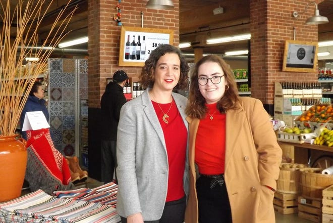 A Eurodeputada Sofia Ribeiro, à esq., com a sua assessora Ana Claudia Veríssimo, no Portugalia Marketplace, em Fall River.