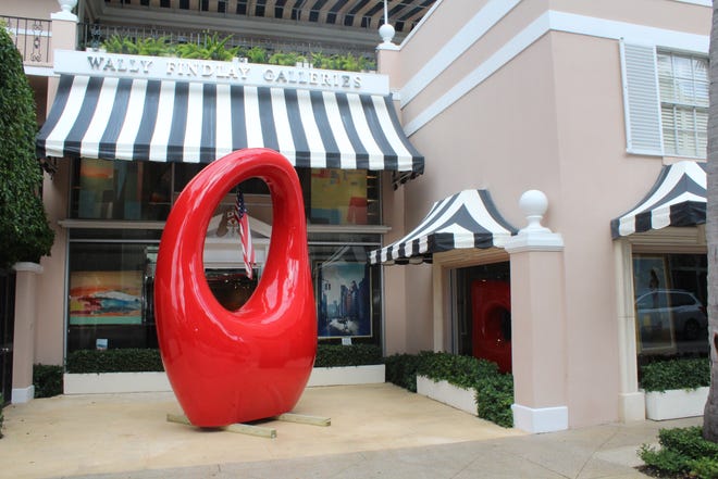 Mia Fonssagrives Solow's 12-foot-tall Egg Plomb Form welcomes visitors to Findlay Galleries, where the artist's show will be on view through February. [Courtesy of Findlay Galleries]