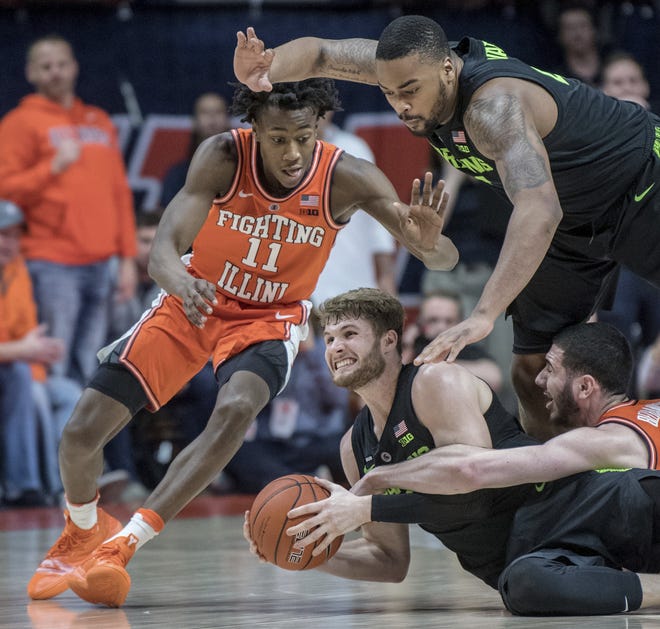 Illinois' Ayo Dosunmu goes after a loose ball with Michigan State forward Kyle Ahrens earlier this week. Illinois plays Rutgers on Saturday. [Rick Danzl/The Associated Press]
