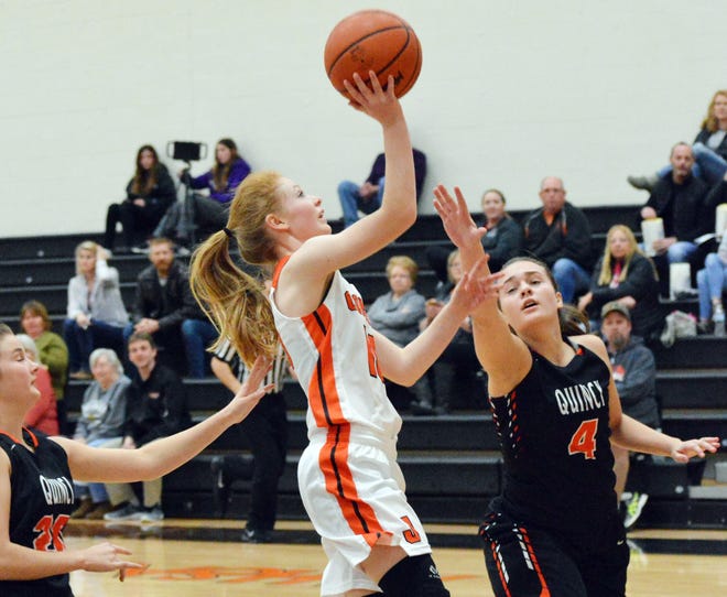 Jonesville´s Emma Rounds (center) attacks the basket during Friday´s game against visiting Quincy. (SAM FRY PHOTO)