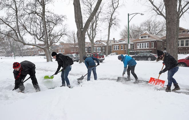 Volunteers shovel sidewalks in Chicago in 2017. [John J. Kim/Chicago Tribune file via TNS]
