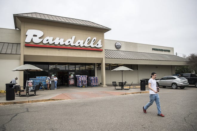 This Randalls grocery store at Exposition and Lake Austin boulevards is expected to soon be replaced by an H-E-B after University of Texas System regents voted unanimously Tuesday to authorize the system's staff to negotiate a lease with the San Antonio-headquartered grocery company. [RICARDO B. BRAZZIELL/AMERICAN-STATESMAN]