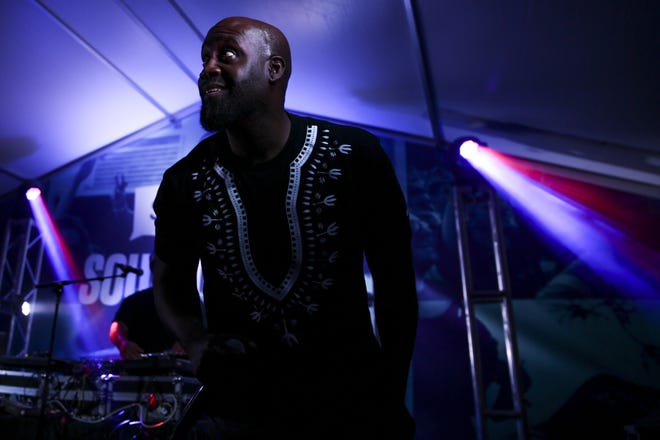 Rapper, producer and one-third of hip-hop trio De La Soul Posdnuos (aka Kelvin Mercer) looks out into the crowd Wednesday during a performance at Banger's Sausage House and Beer Garden during SXSW. [BRONTE WITTPENN/AMERICAN-STATESMAN]