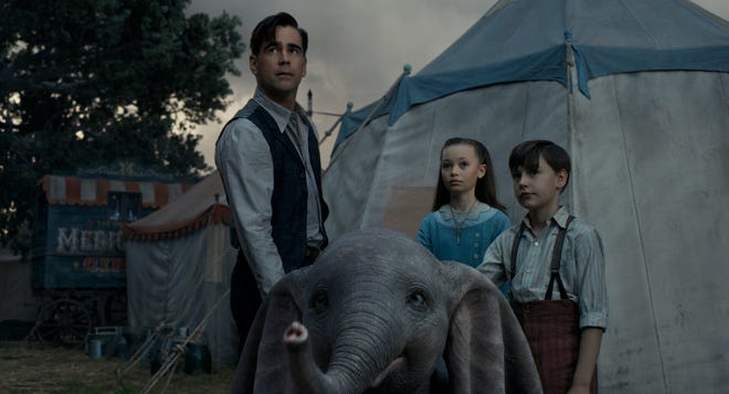 Colin Farrell, with his movie kids Nico Parker and Finley Hobbins, and Dumbo. [Walt Disney Studios]