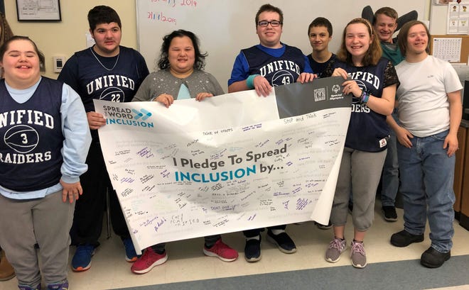 Students at Somerset Berkley Regional High School signed banners on March 6 to "Spread the Word" about inclusion. [Spectator Photo]