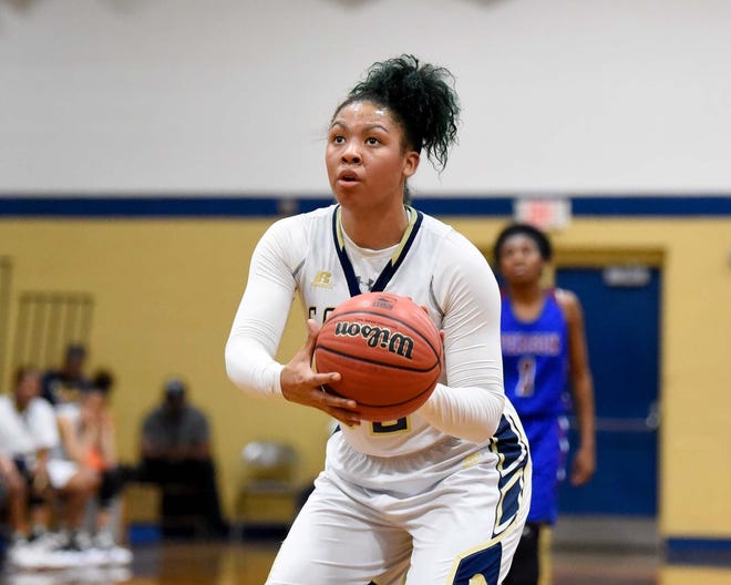 E.E. Smith's Alex Scruggs (32), shown March 2, 2019, has been named to the N.C. Basketball Coaches Association all-state first team for the 2018-19 season. [Ed Clemente for The Fayetteville Observer]