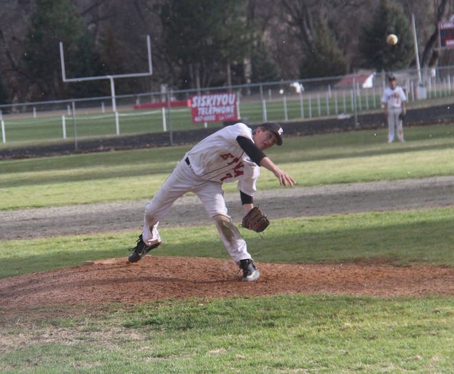 Kevin Stapleton throws a pitch in the 7th inning for EHS in game two. Daily News photo/ Bill Choy