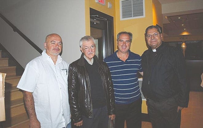Da esq., Manny Ferreira, António DaSilva, fundador do Sagres Restaurant, Victor DaSilva e o Rev. Gastão Oliveira, na altura pastor da Igreja de Santo Cristo.