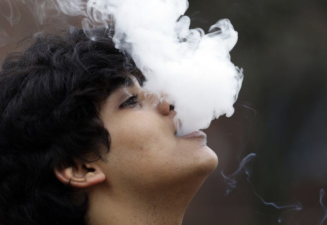 A bill to raise Florida's smoking and vaping age to 21 has cleared the House Appropriations Committee. [Elaine Thompson/The Associated Press]