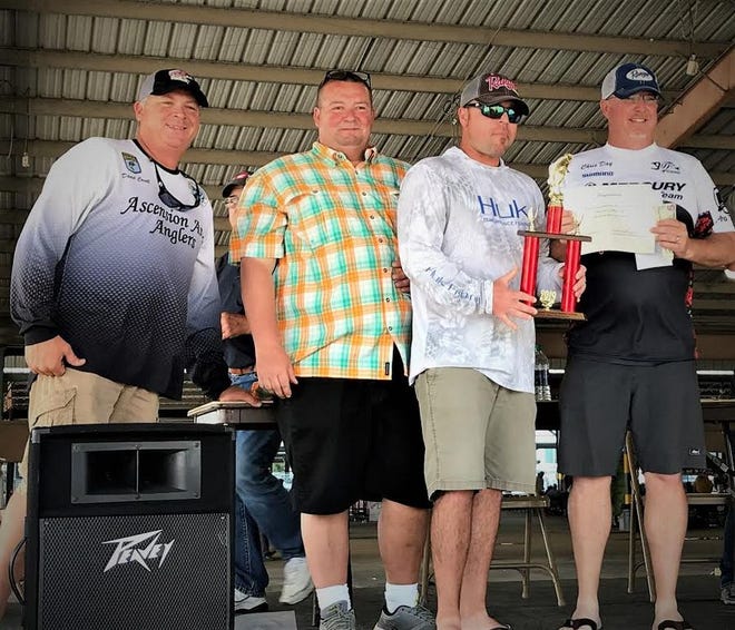(L to R) David Cavell and Rodney Dupuy present the winners, Tim Carmouche and Chris Day with their trophy and winnings for their 15.04 1st place stringer.