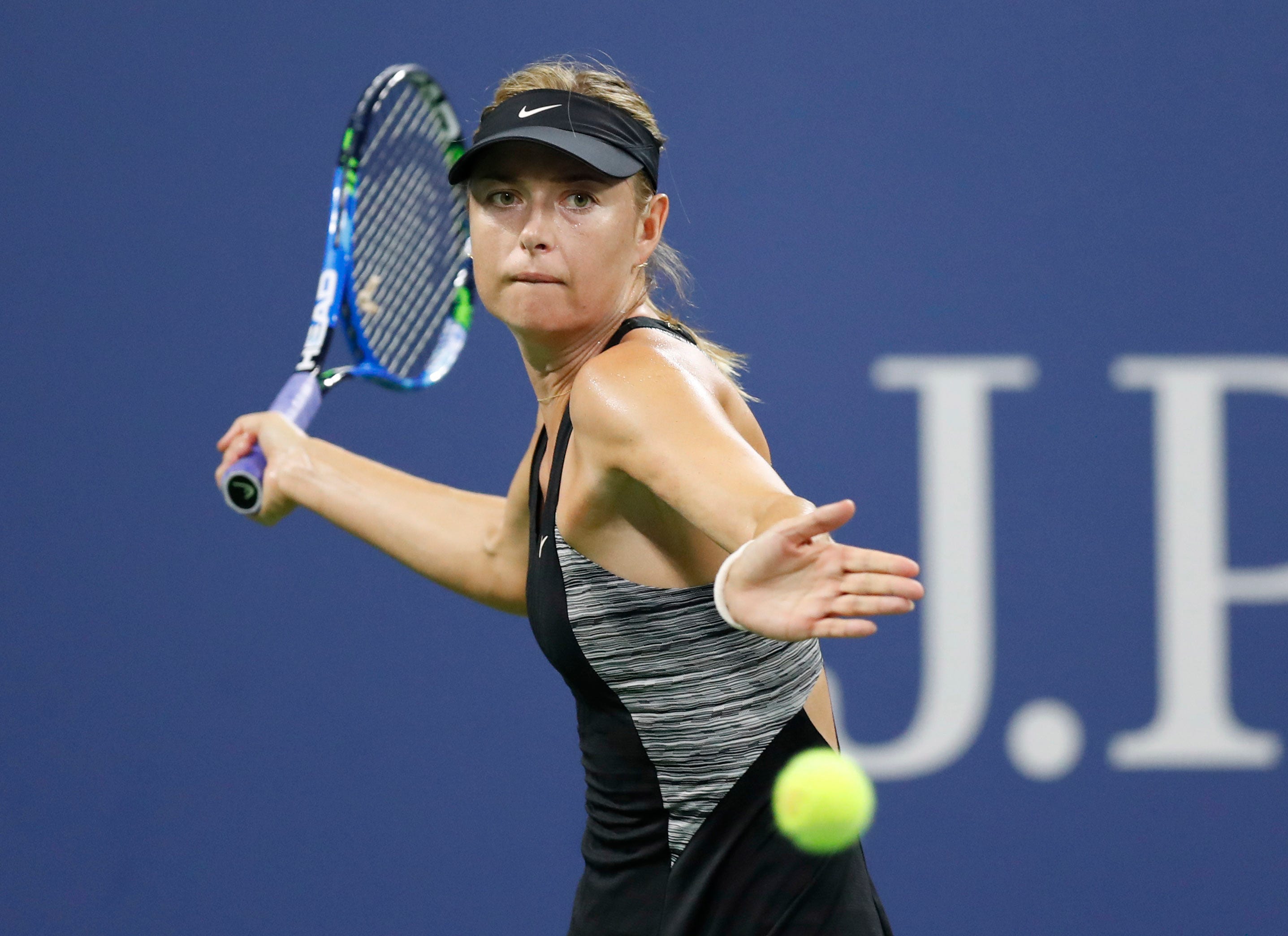 Maria Sharapova withdraws from French Open, citing right shoulder