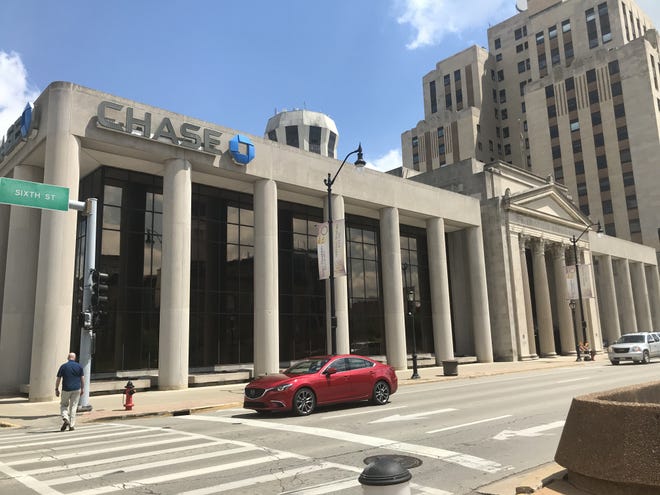 Chase Bank, 1 East Old State Capitol Plaza. [SJ-R]