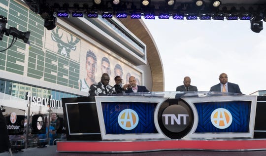 TNT show 'Inside the NBA' captivates Milwaukee crowd before Bucks game