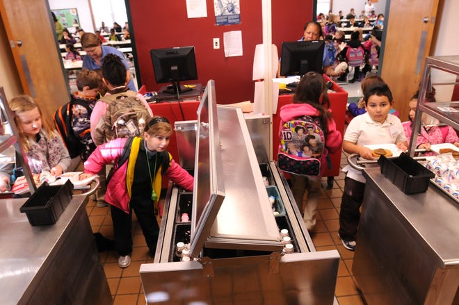 Students line up to get breakfast at Lincoln Elementary School in the school cafeteria on Jan 9, 2014. [STARNEW FILE PHOTO]
