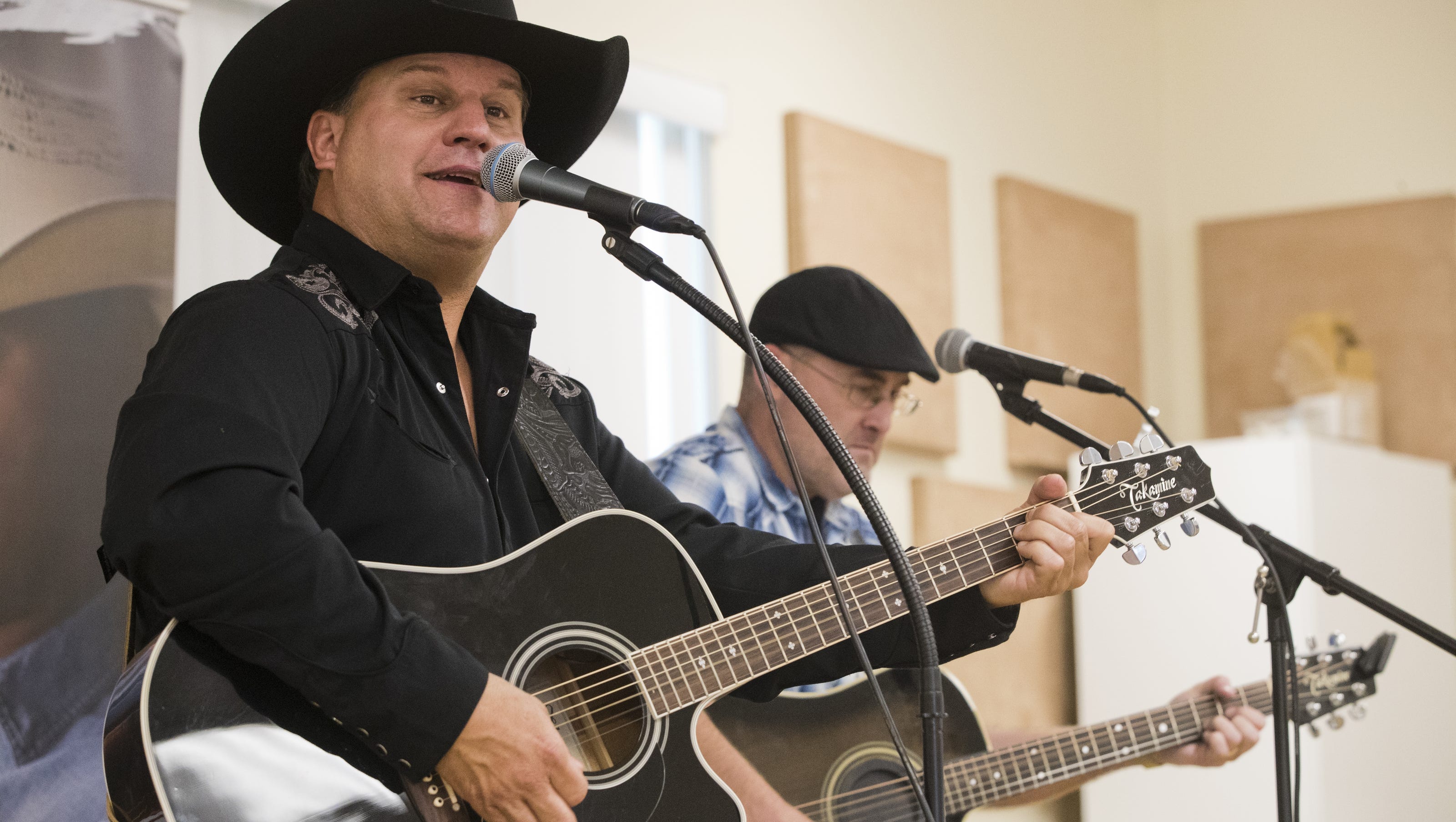 Country singer thanks firefighters with concerts