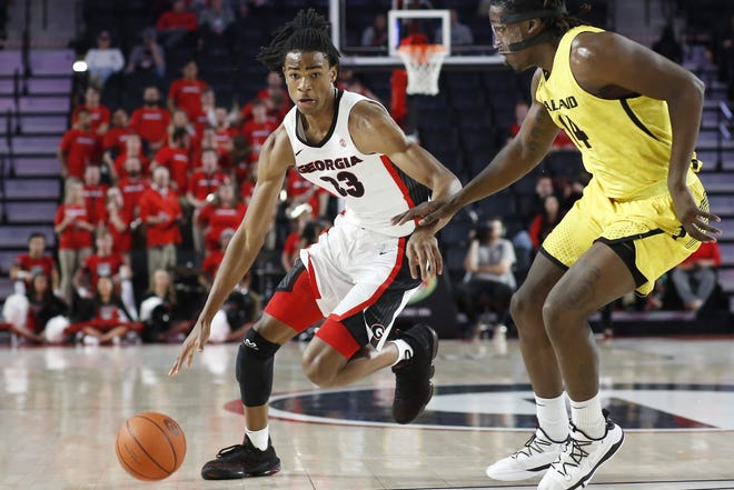 Georgia forward Nicolas Claxton (33) moves the ball while being defended by Oakland forward Xavier Hill-Mais (14) during an NCAA college basketball game between Georgia and Oakland in Athens, Ga., on Tuesday, Dec. 18, 2018. [Photo/ Joshua L. Jones, Athens Banner-Herald]