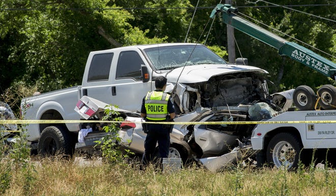 An Austin police officer works at the scene of a fatal car wreck on FM 969 in East Austin in May 2018. Texas Department of Transportation officials have just set a goal of eliminating traffic deaths statewide by 2050. [JAY JANNER/AMERICAN-STATESMAN]