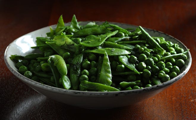 A trio of peas — snow, sugar snap and English — mix together for a bountiful springtime bowl. [Abel Uribe/Chicago Tribune]
