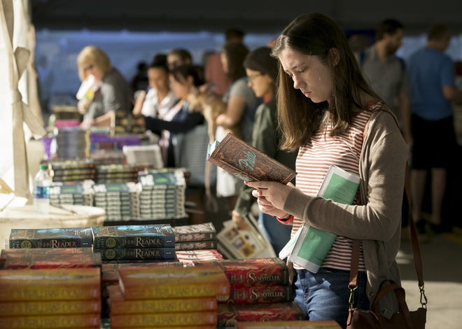 Asia Woods browses for books at the 2018 Texas Book Festival. The annual literary event returns Oct. 26-27 this year. [JAY JANNER/AMERICAN-STATESMAN FILE]