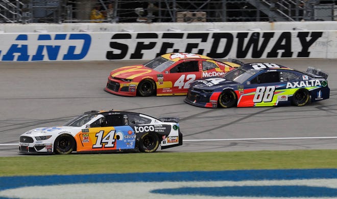 Kyle Larson (42) and Alex Bowman (88) battle for the lead as Clint Bowyer (14) tries to stay out of the way at Chicagoland. [AP/NAM Y. HUH]