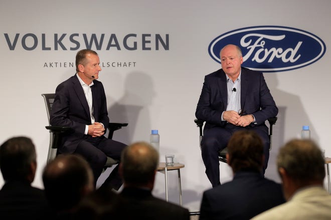 Ford CEO Jim Hackett, right, and Volkswagen CEO Herbert Diess participate in a news conference Friday in New York. [AP photo]