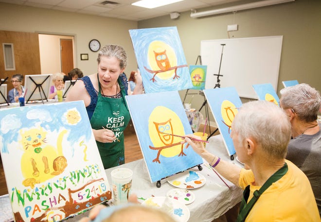 Instructor Dawn Petrill leads a Memories in the Making art class.